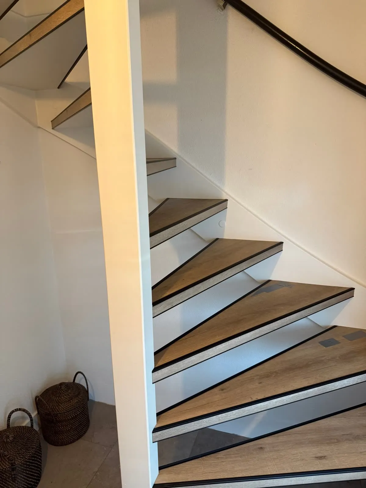 Trap gerenoveerd met licht eiken houtdecor