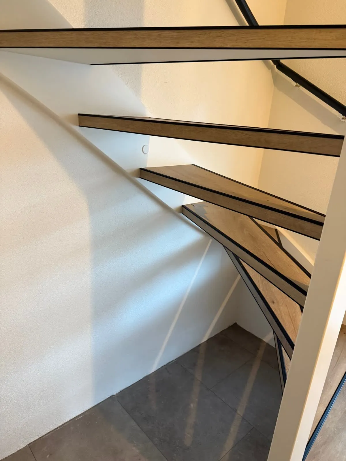 Open trap gerenoveerd met licht eiken houtdecor