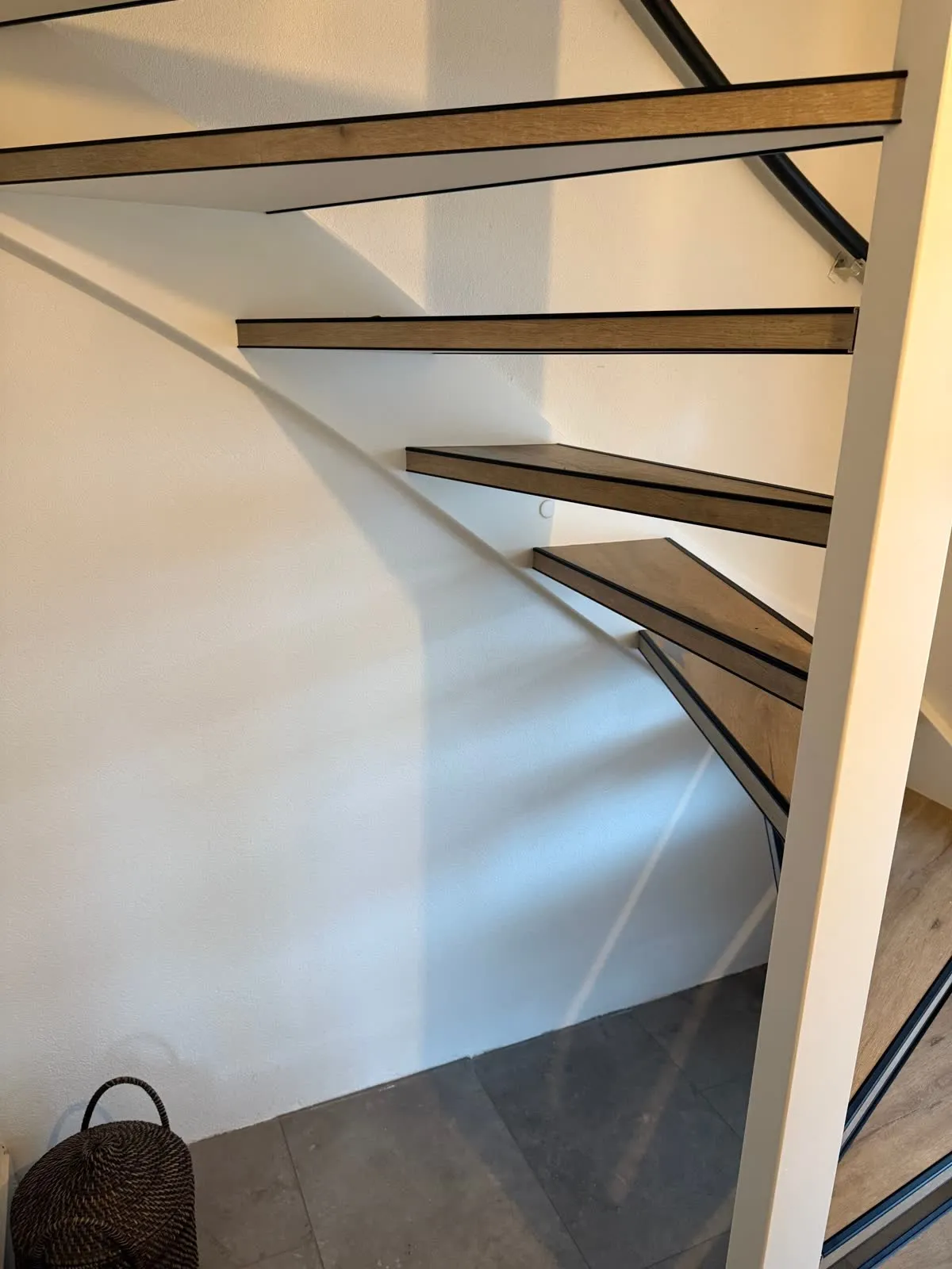 Open trap gerenoveerd met licht eiken houtdecor
