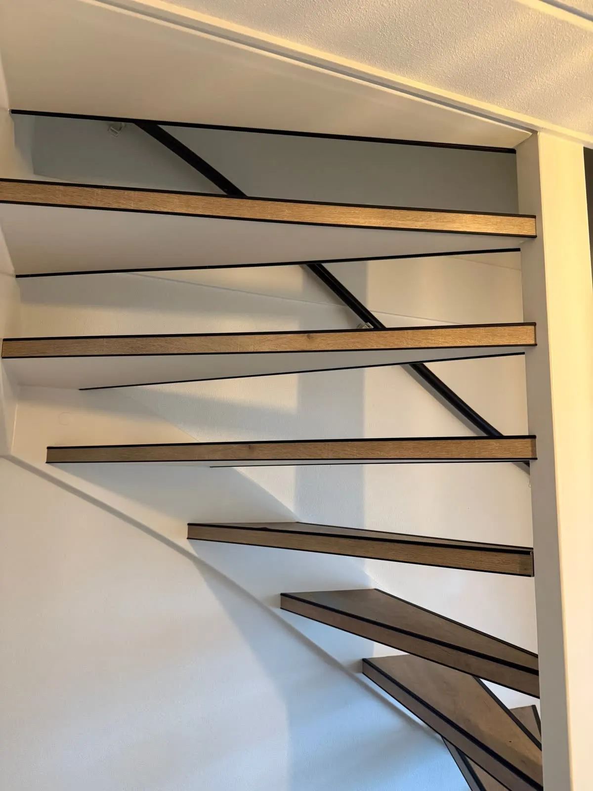 Open trap gerenoveerd met licht eiken houtdecor