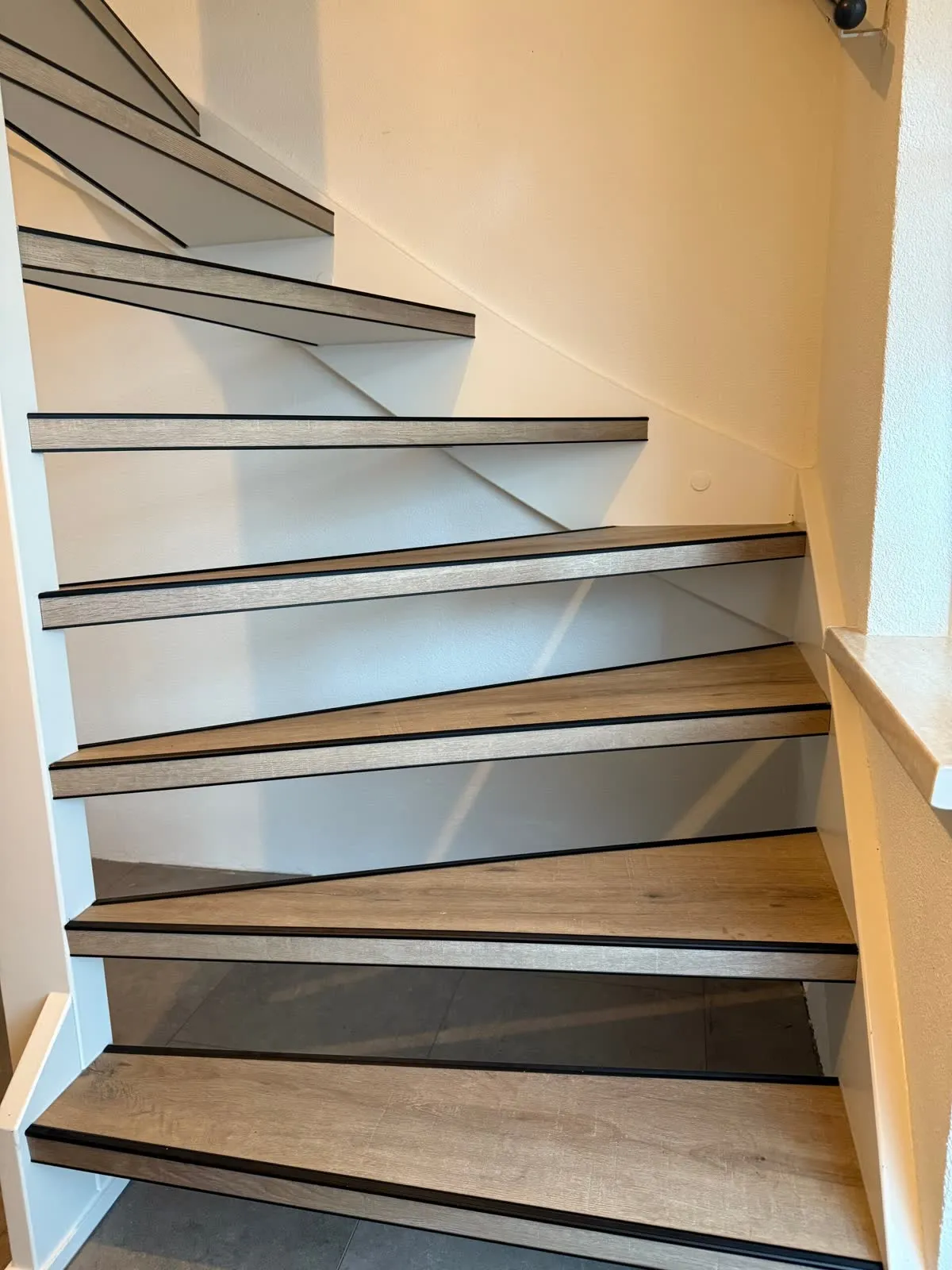 Open trap gerenoveerd met licht eiken houtdecor