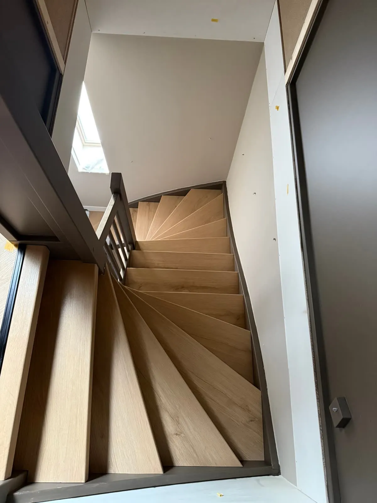 Draaiende trap gerenoveerd met licht eiken houtdecor