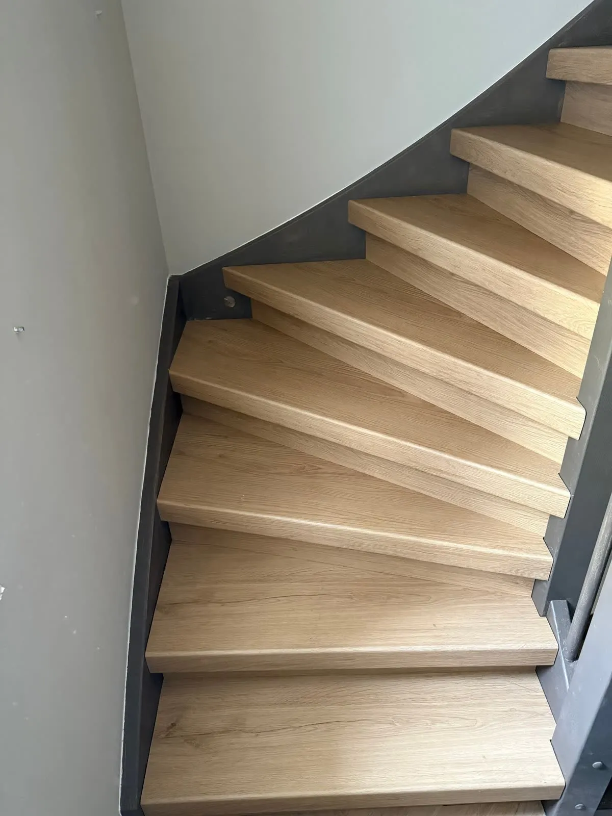 Trap gerenoveerd met licht eiken houtdecor