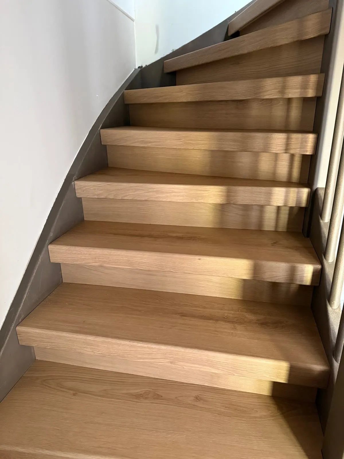 Trap gerenoveerd met licht eiken houtdecor