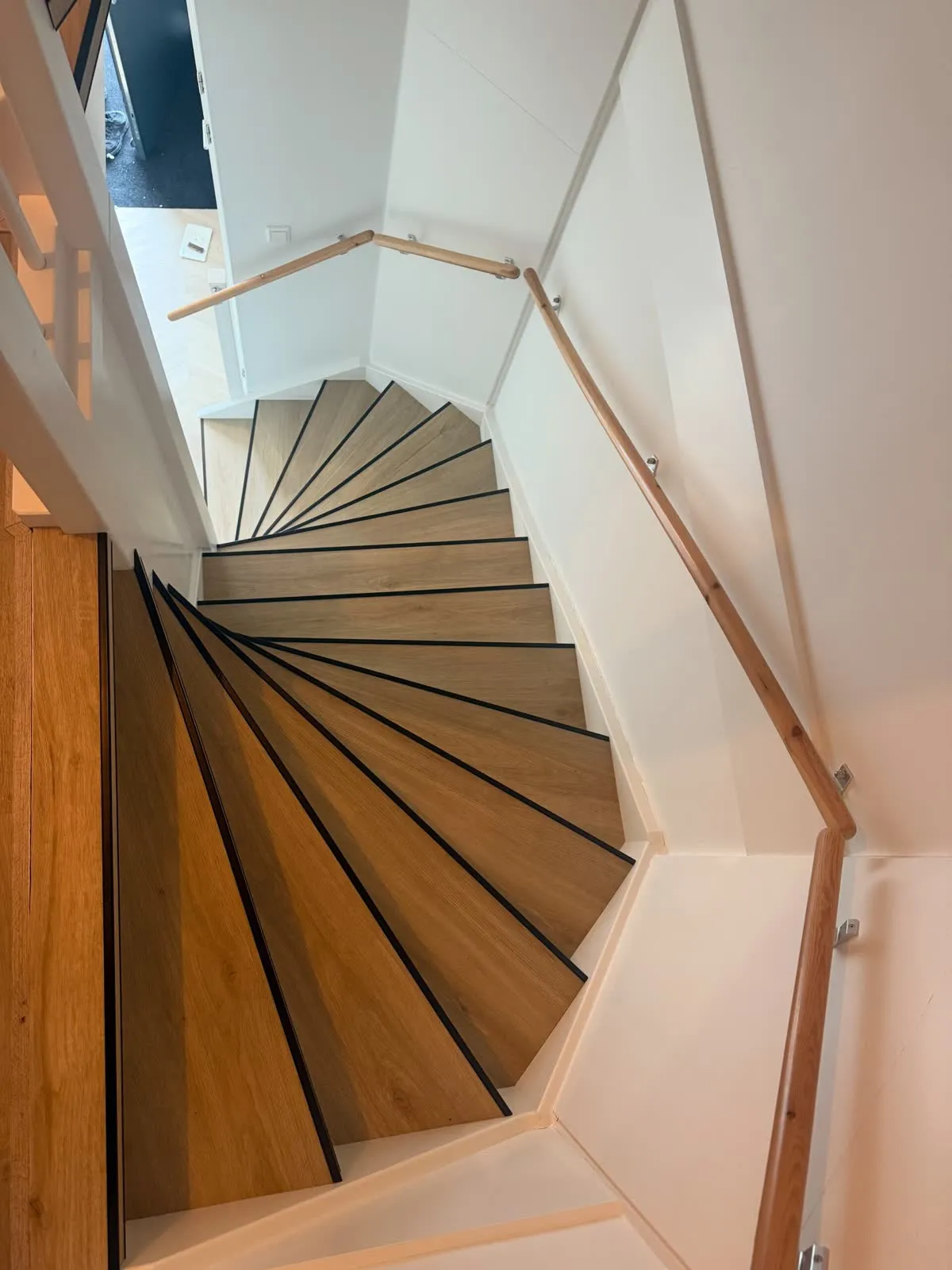 Draaiende trap gerenoveerd met licht eiken houtdecor