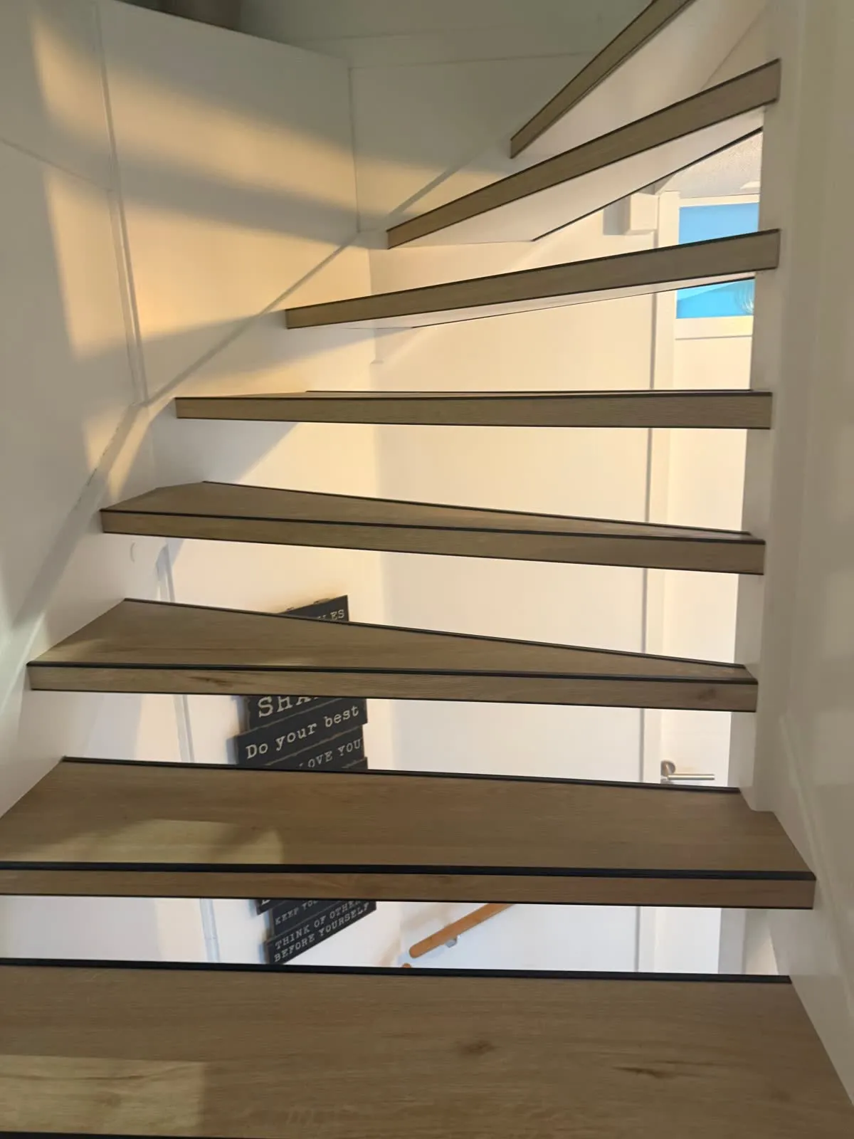 Open trap gerenoveerd met licht eiken houtdecor