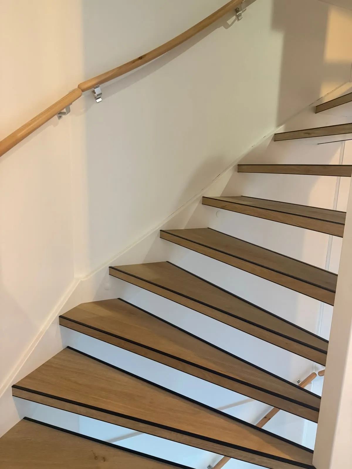 Open trap gerenoveerd met licht eiken houtdecor