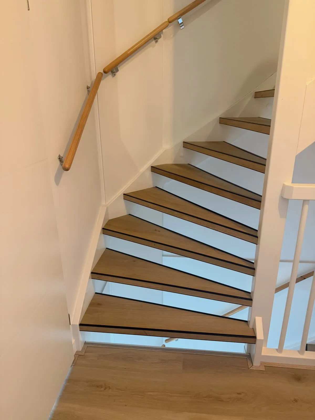 Open trap gerenoveerd met licht eiken houtdecor