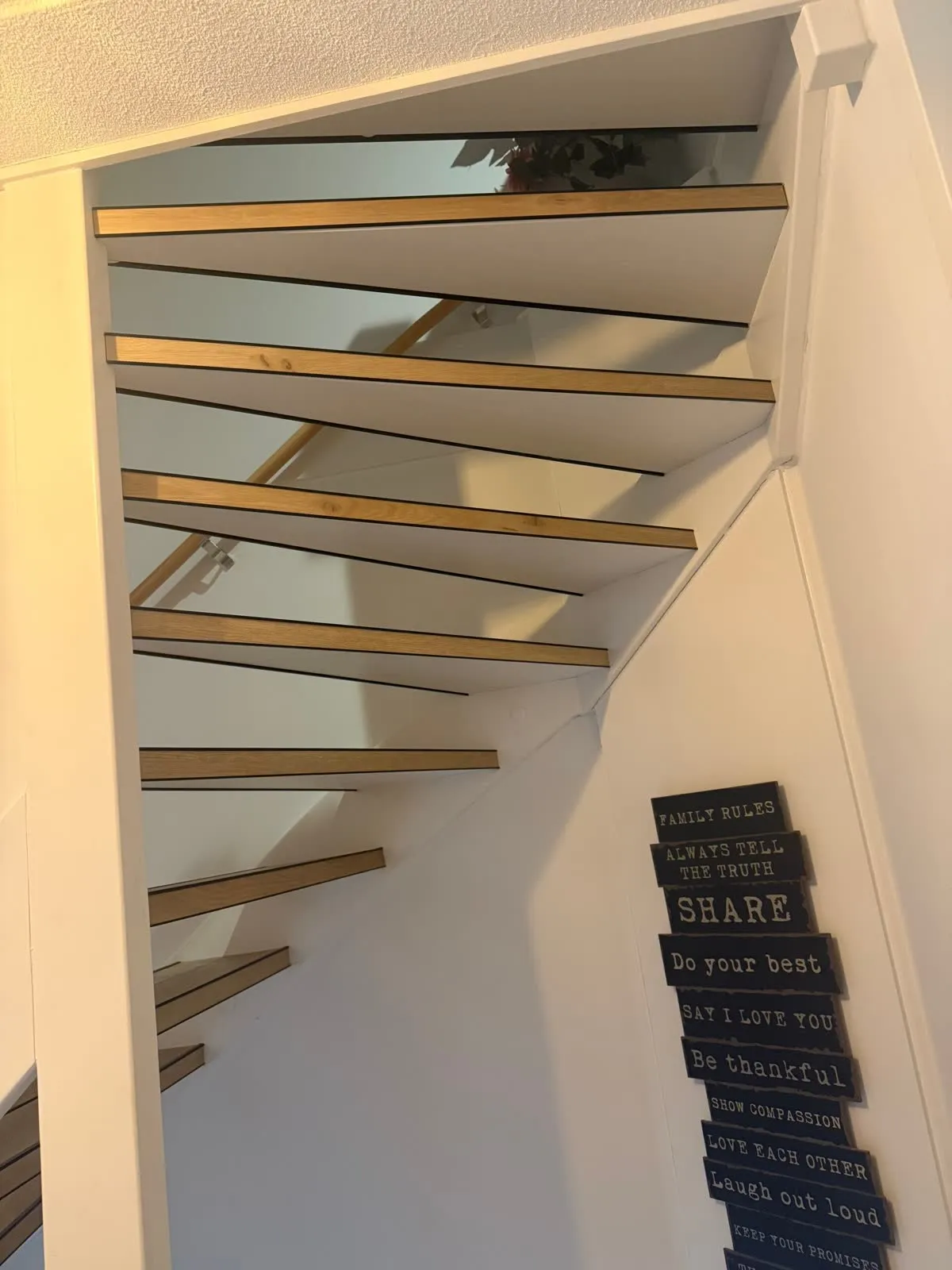 Open trap gerenoveerd met licht eiken houtdecor