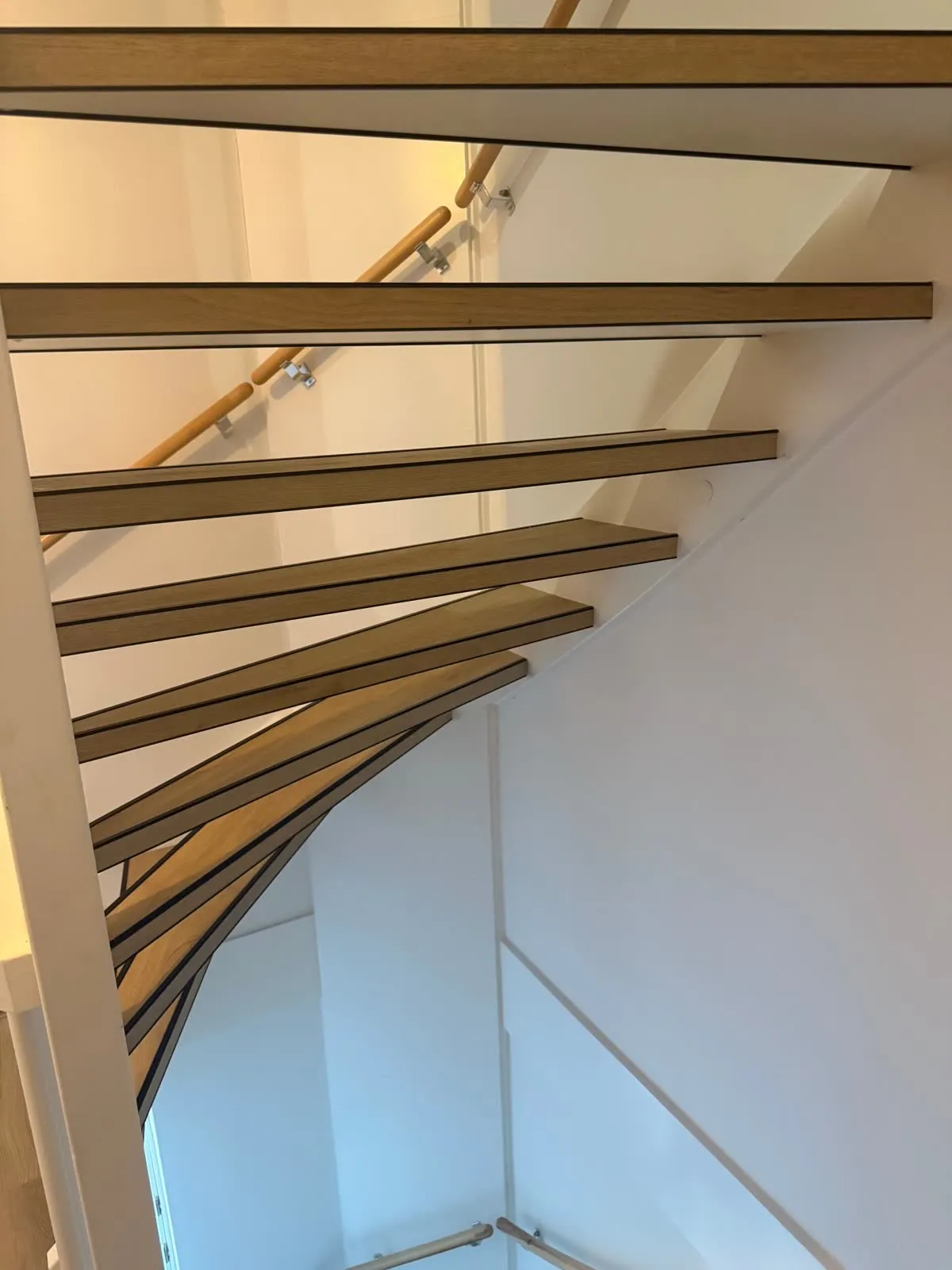 Open trap gerenoveerd met licht eiken houtdecor